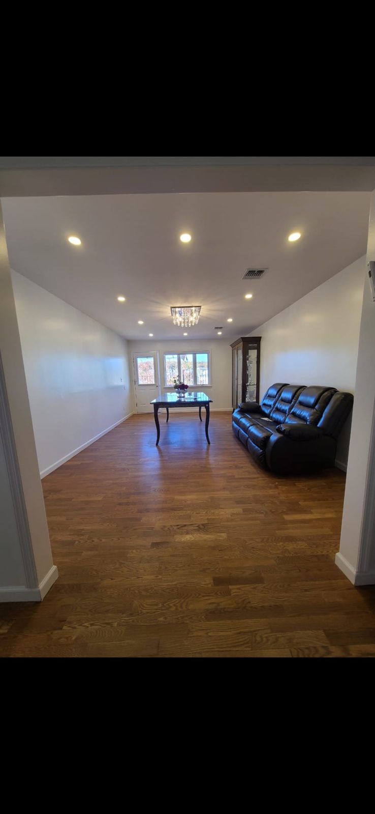 Room ceiling with an evenly planned grid of warm recessed LED downlights